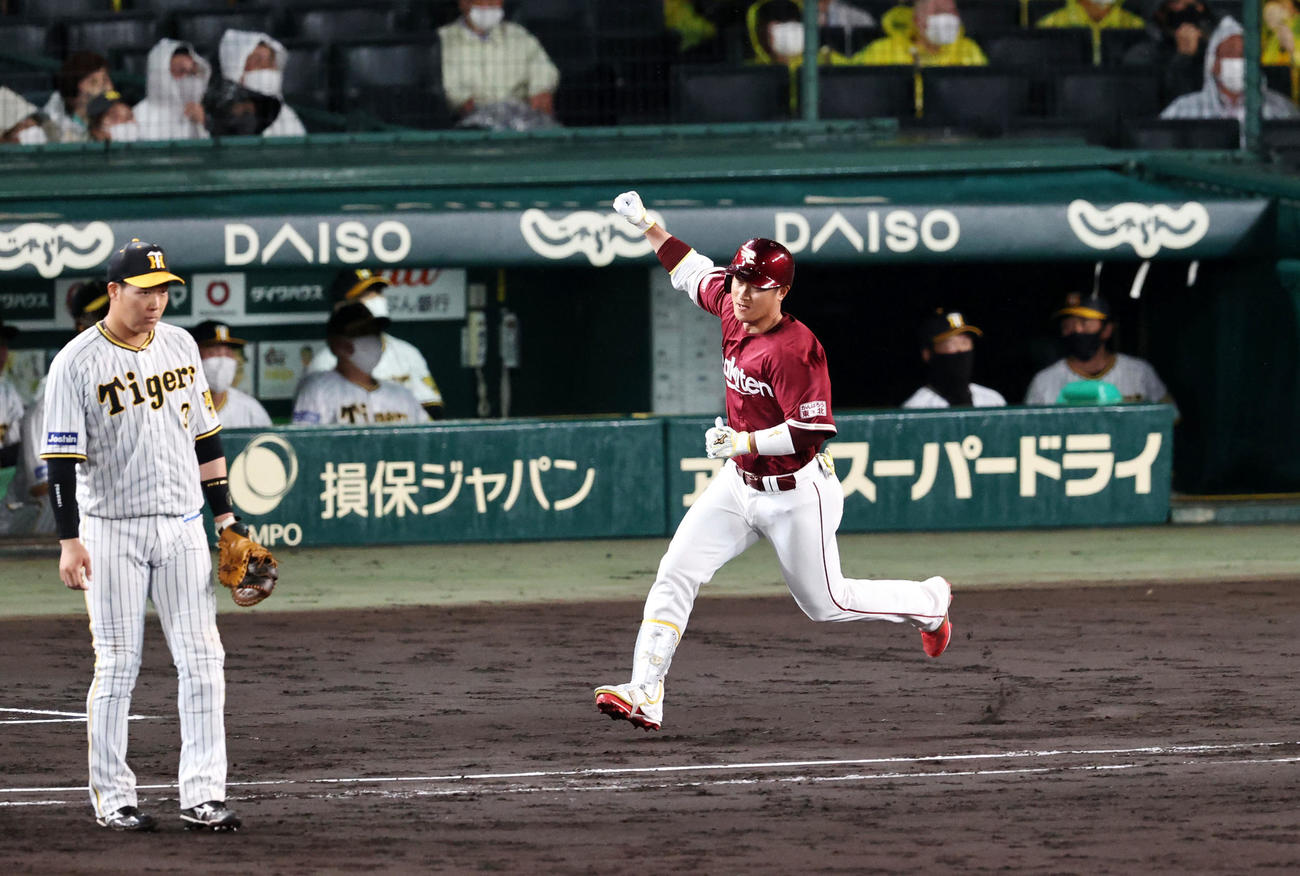 阪神対楽天　9回表楽天2死一、三塁、代打銀次は左前適時打を放ちガッツポーズを見せる（撮影・加藤哉）