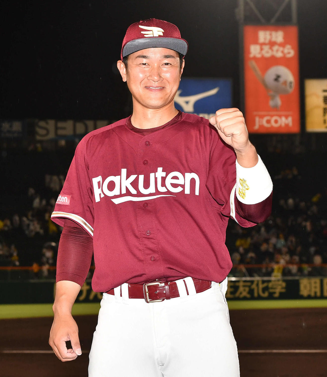 阪神対楽天　ヒーローインタビューを終え、笑顔でガッツポーズする銀次（撮影・岩下翔太）