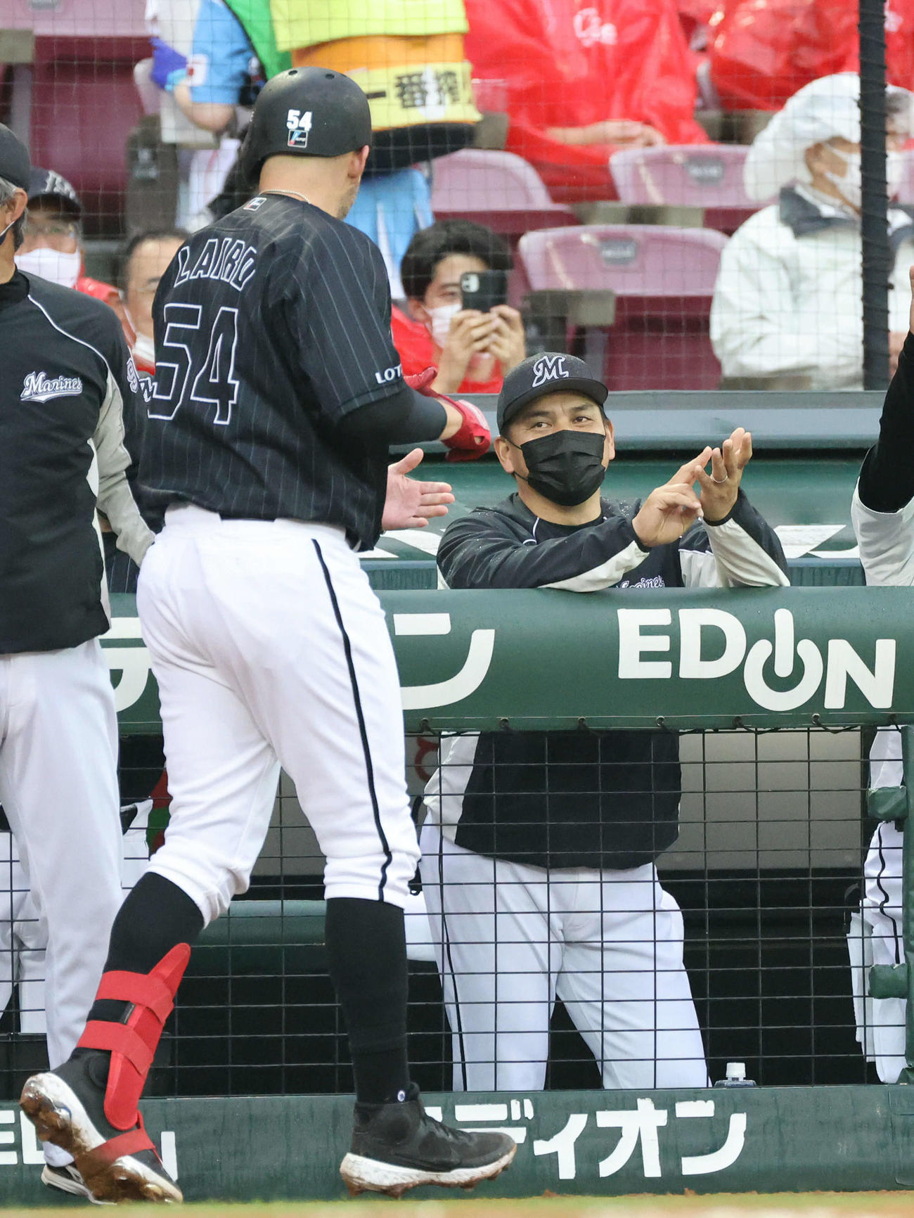 交流戦広島対ロッテ　2回表ロッテ無死一塁、勝ち越しの左越え2点本塁打を放ったレアードを迎える井口監督（右）（撮影・加藤孝規）