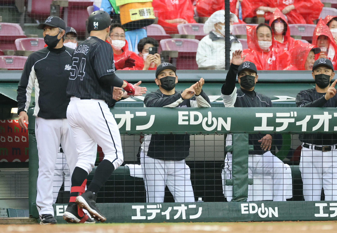 交流戦広島対ロッテ　2回表ロッテ無死一塁、勝ち越しの左越え2点本塁打を放ったレアードを迎える井口監督（中央）（撮影・加藤孝規）