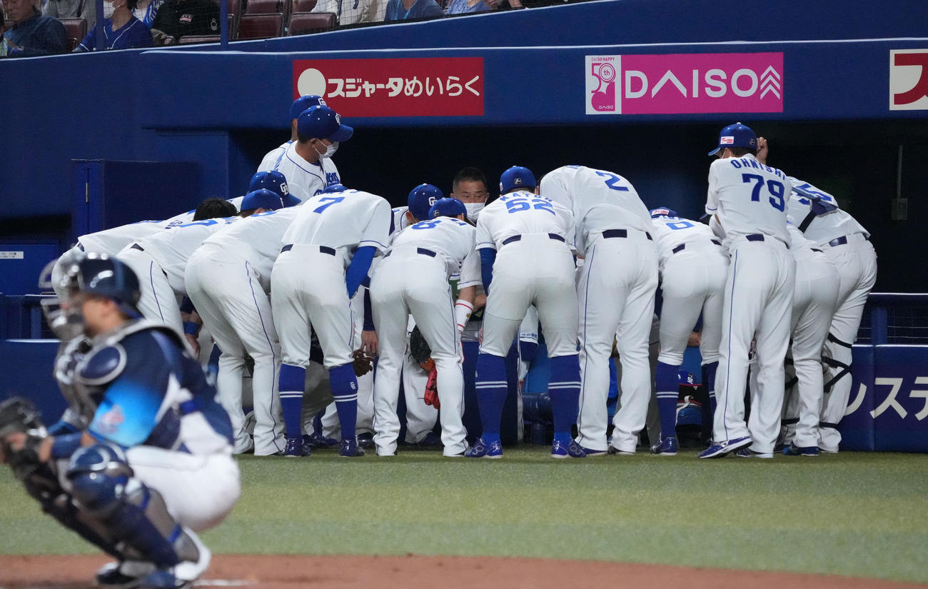 中日対西武　4回裏中日攻撃開始前、ベンチ前で円陣を組む中日ナイン（撮影・森本幸一）
