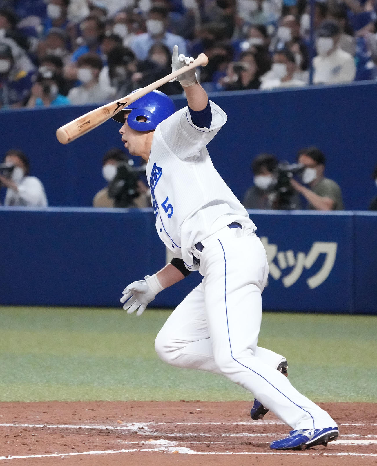 中日対西武　4回裏中日2死一、三塁、右前適時打を放つ阿部（撮影・森本幸一）