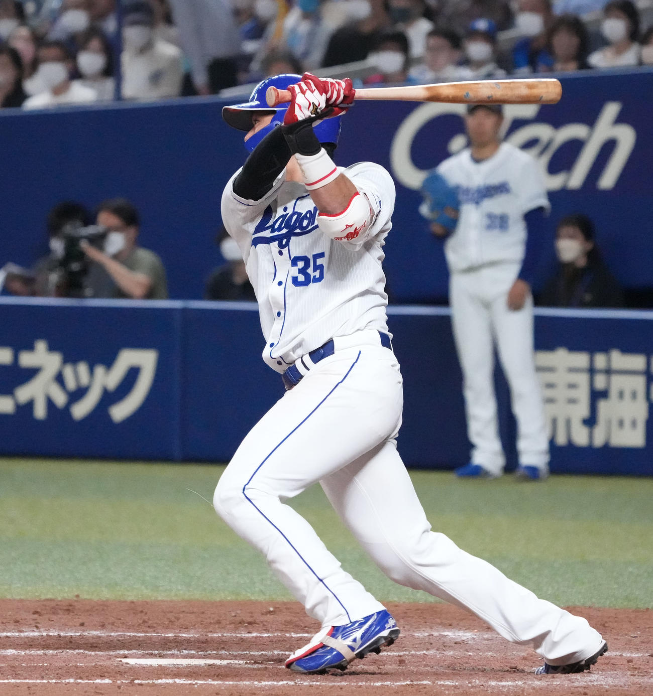 中日対西武　4回裏中日2死一、三塁、右前適時打を放つ木下（撮影・森本幸一）