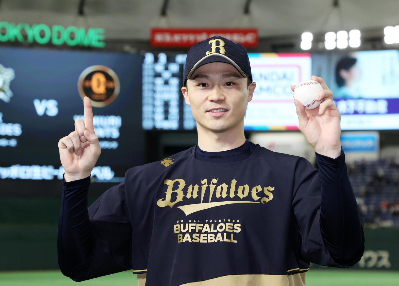 巨人対オリックス　ウイニングボールを手に笑顔を見せるオリックス山崎福（撮影・鈴木正人）