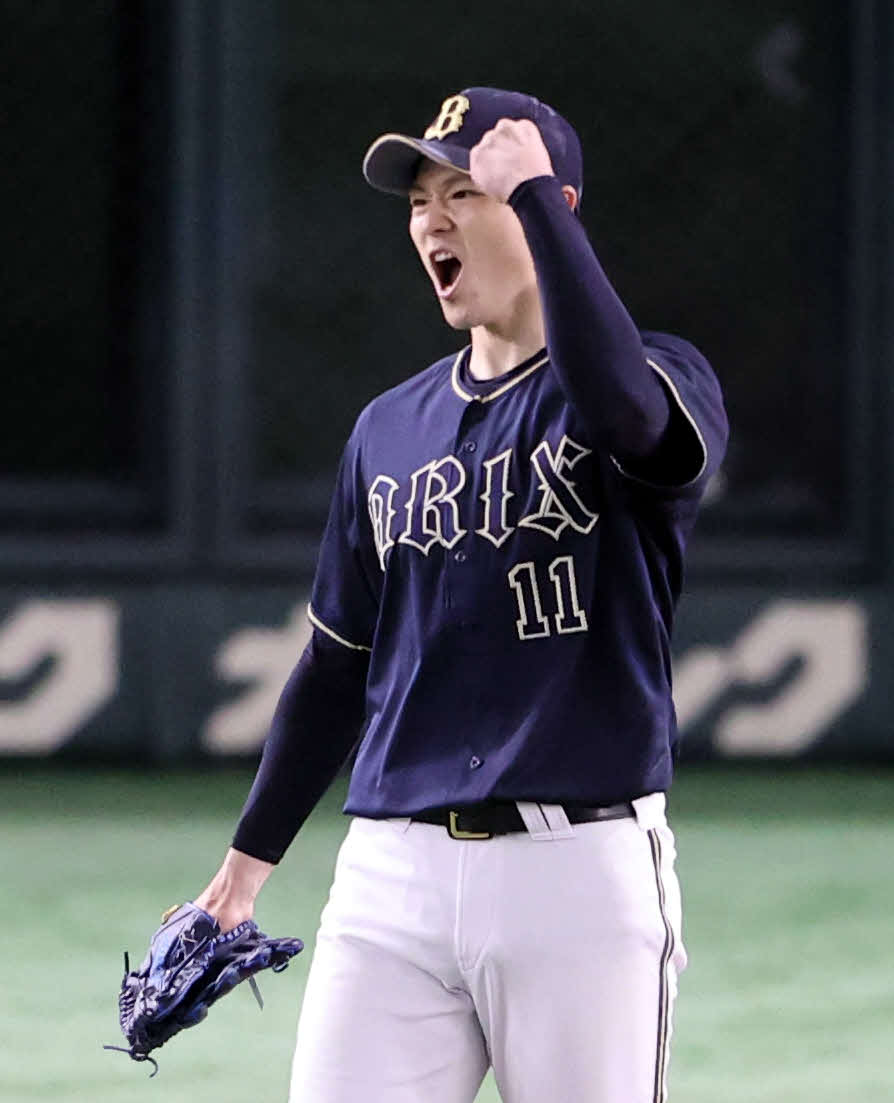 巨人対オリックス　6回裏巨人無死、増田陸の二飛を宜保が好捕し、雄たけびを上げる山崎福（撮影・浅見桂子）