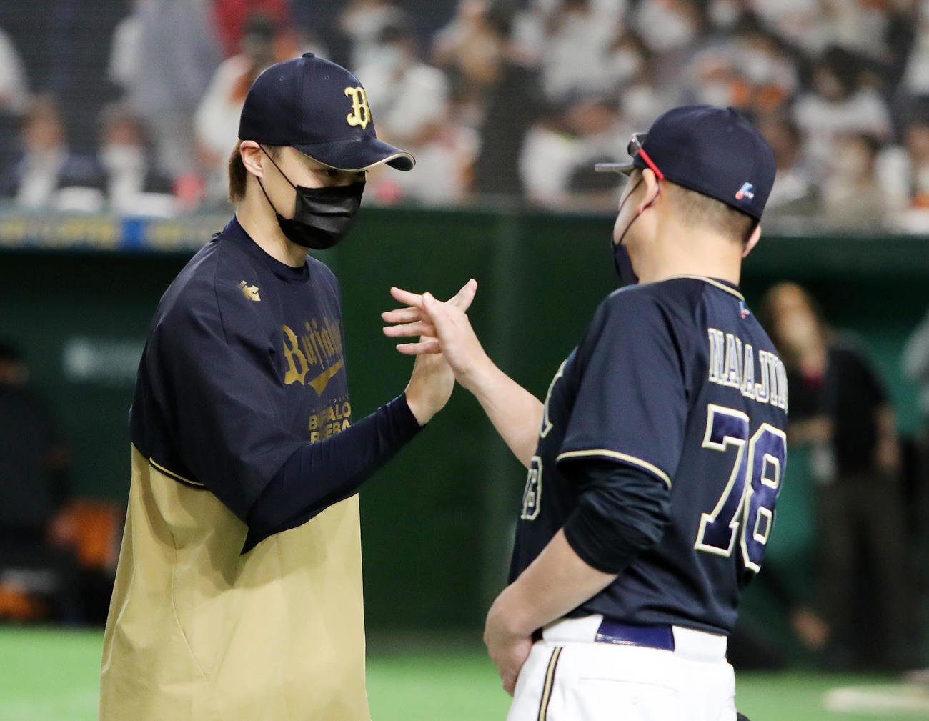 巨人対オリックス　勝利し中嶋監督（右）とタッチするオリックス山崎福（撮影・鈴木正人）