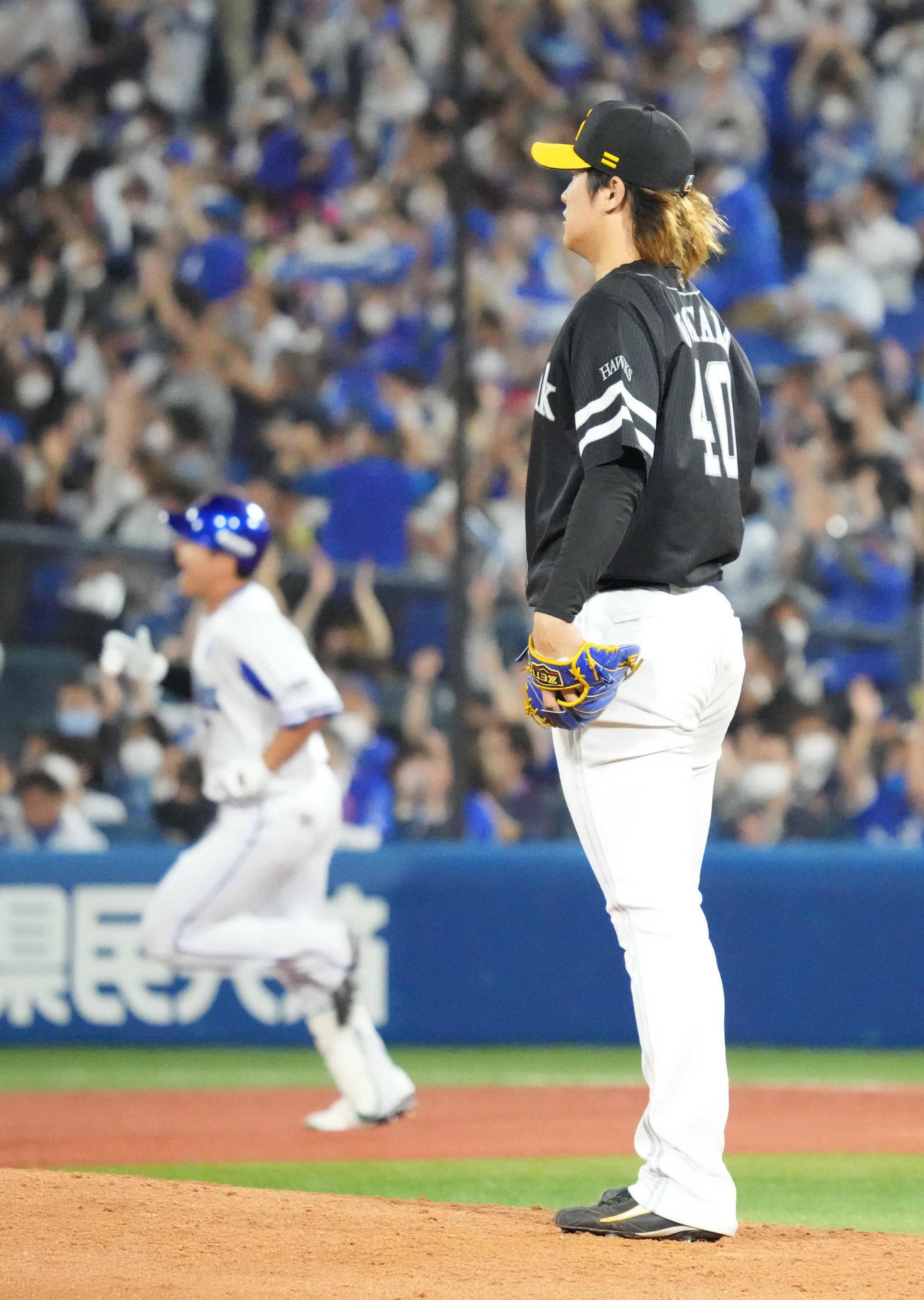 DeNA対ソフトバンク　5回裏DeNA1死、ソフトバンク先発の杉山は佐野（左）に右越えのソロ本塁打を許す（撮影・小沢裕）