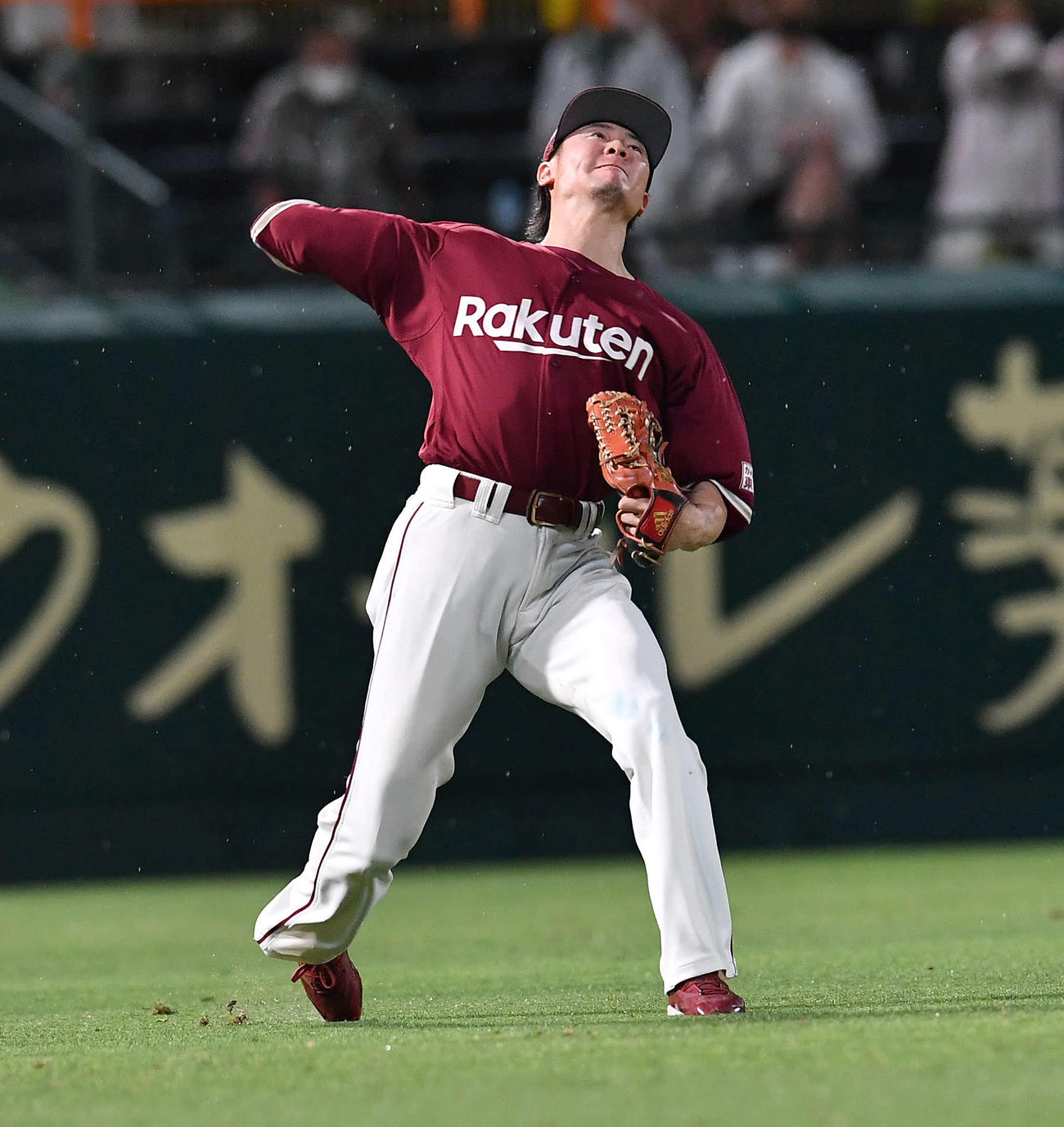 阪神対楽天　8回裏阪神2死二塁、近本の左前安打で本塁へ好返球する西川（撮影・岩下翔太）