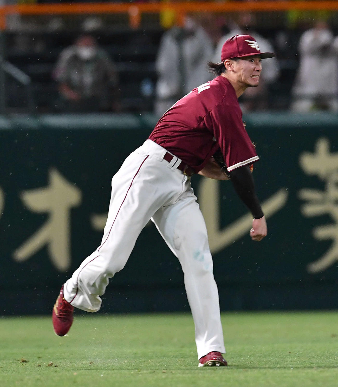 阪神対楽天　8回裏阪神2死二塁、近本の左前安打で本塁へ好返球する西川（撮影・岩下翔太）