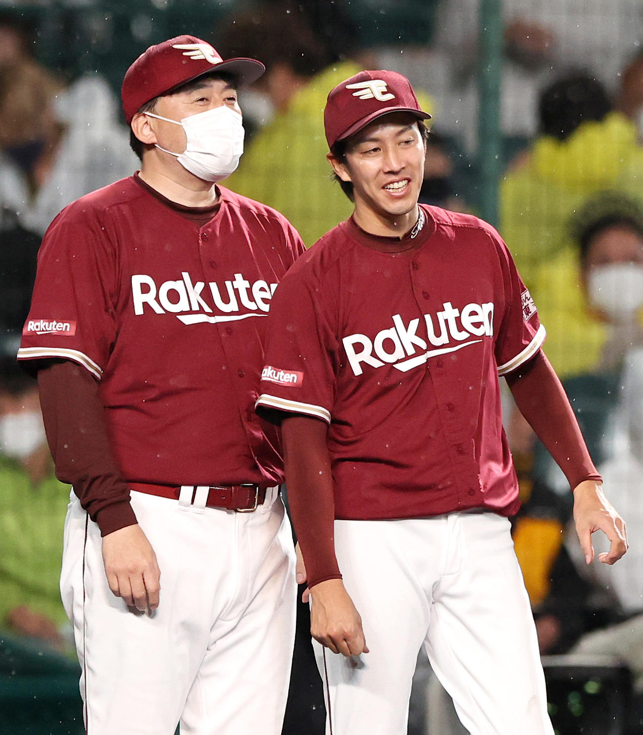 阪神に勝利した楽天石井GM兼監督（左）と岸は笑顔でナインを出迎える（撮影・上山淳一）