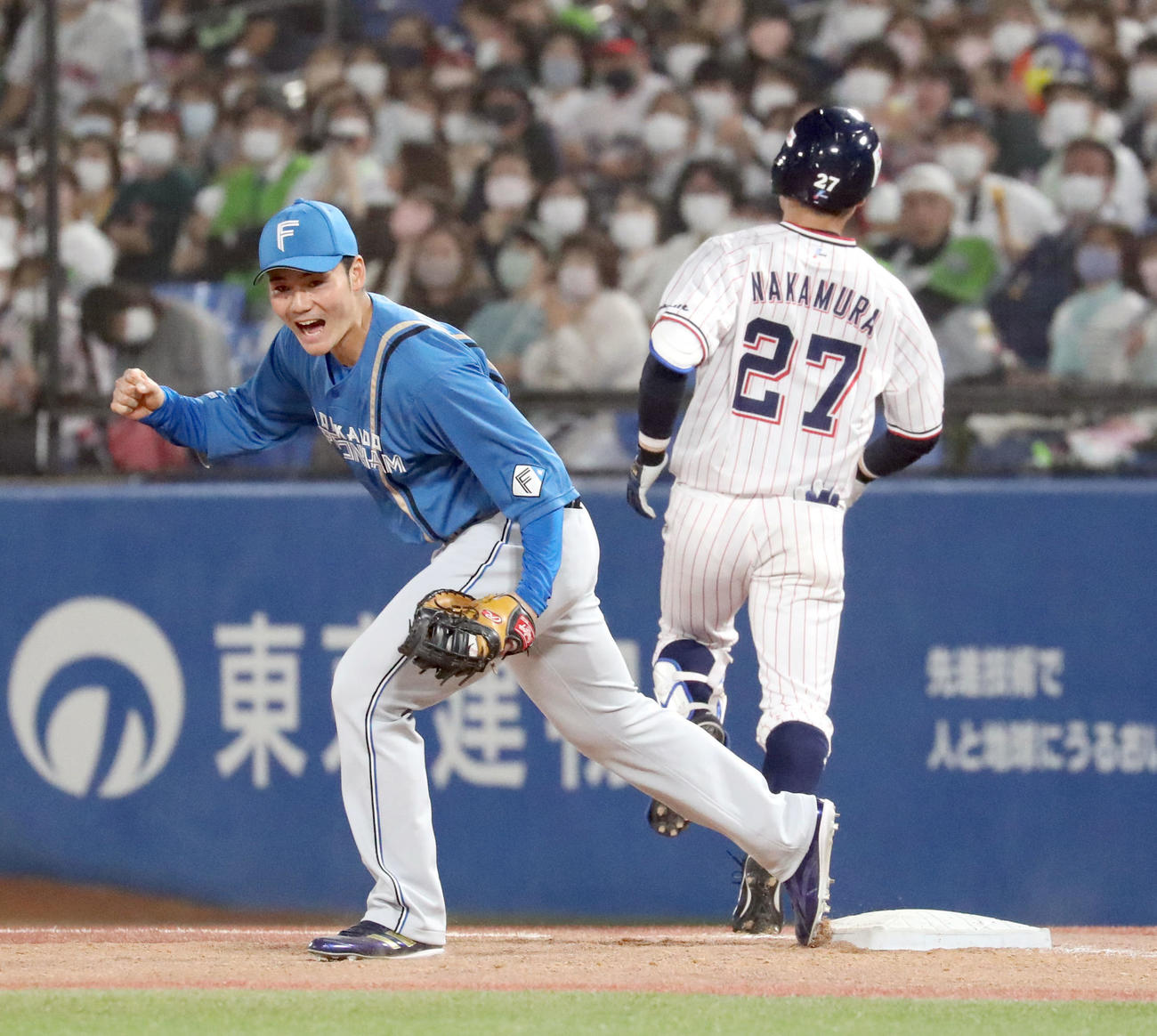 ヤクルト対日本ハム　9回裏ヤクルト1死一、二塁、中村を併殺打に仕留めガッツポーズをする清宮（撮影・佐藤翔太）