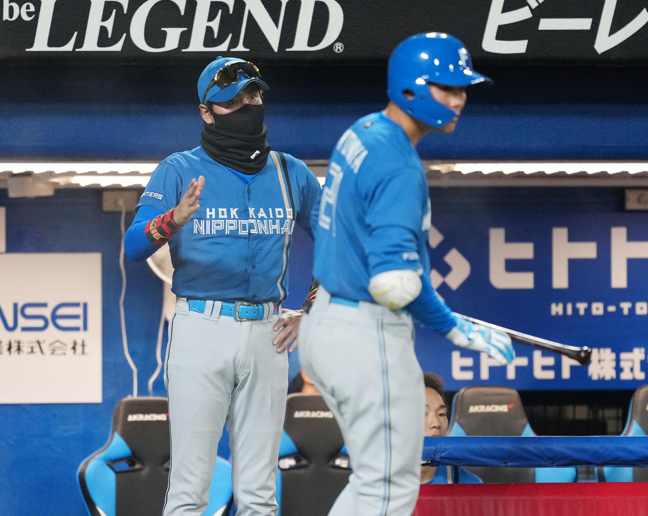 ヤクルト対日本ハム　8回表日本ハム1死二塁、代打清宮（右）を告げる新庄監督（撮影・菅敏）