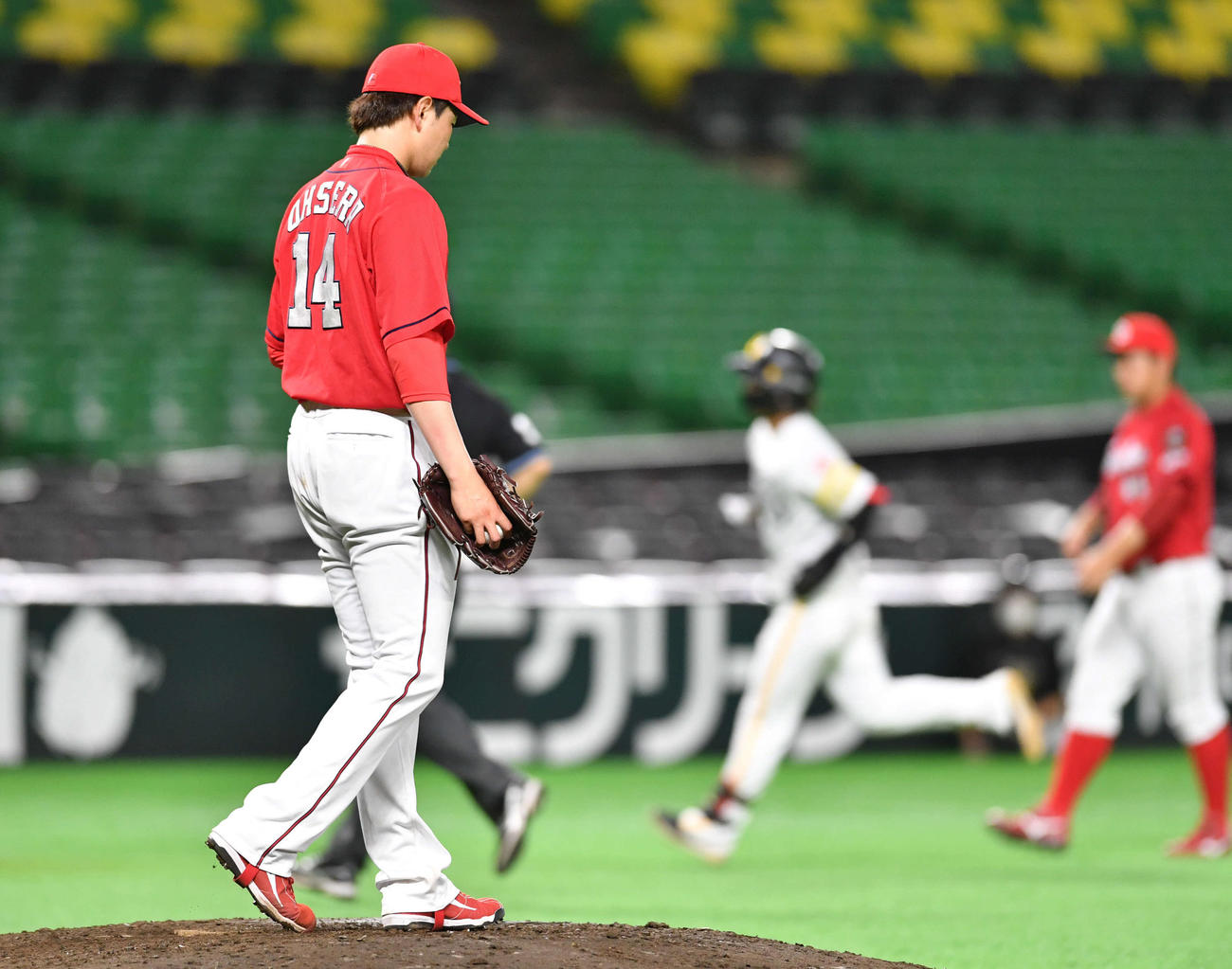 今宮（右から2人目）に先制の左越え本塁打を打たれ、肩を落とす大瀬良（2021年6月8日撮影）