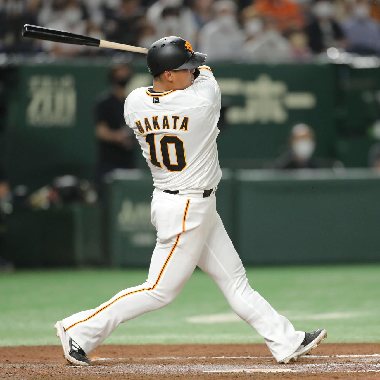 交流戦　巨人対オリックス　7回裏巨人2死、遊撃内野安打を放つ中田（2022年5月26日撮影）