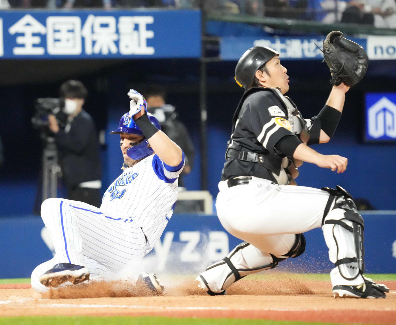 DeNA対ソフトバンク　4回裏DeNA1死三塁、三塁走者ソト（左）は関根の右犠飛で勝ち越しの生還を果たす。捕手甲斐（撮影・小沢裕）