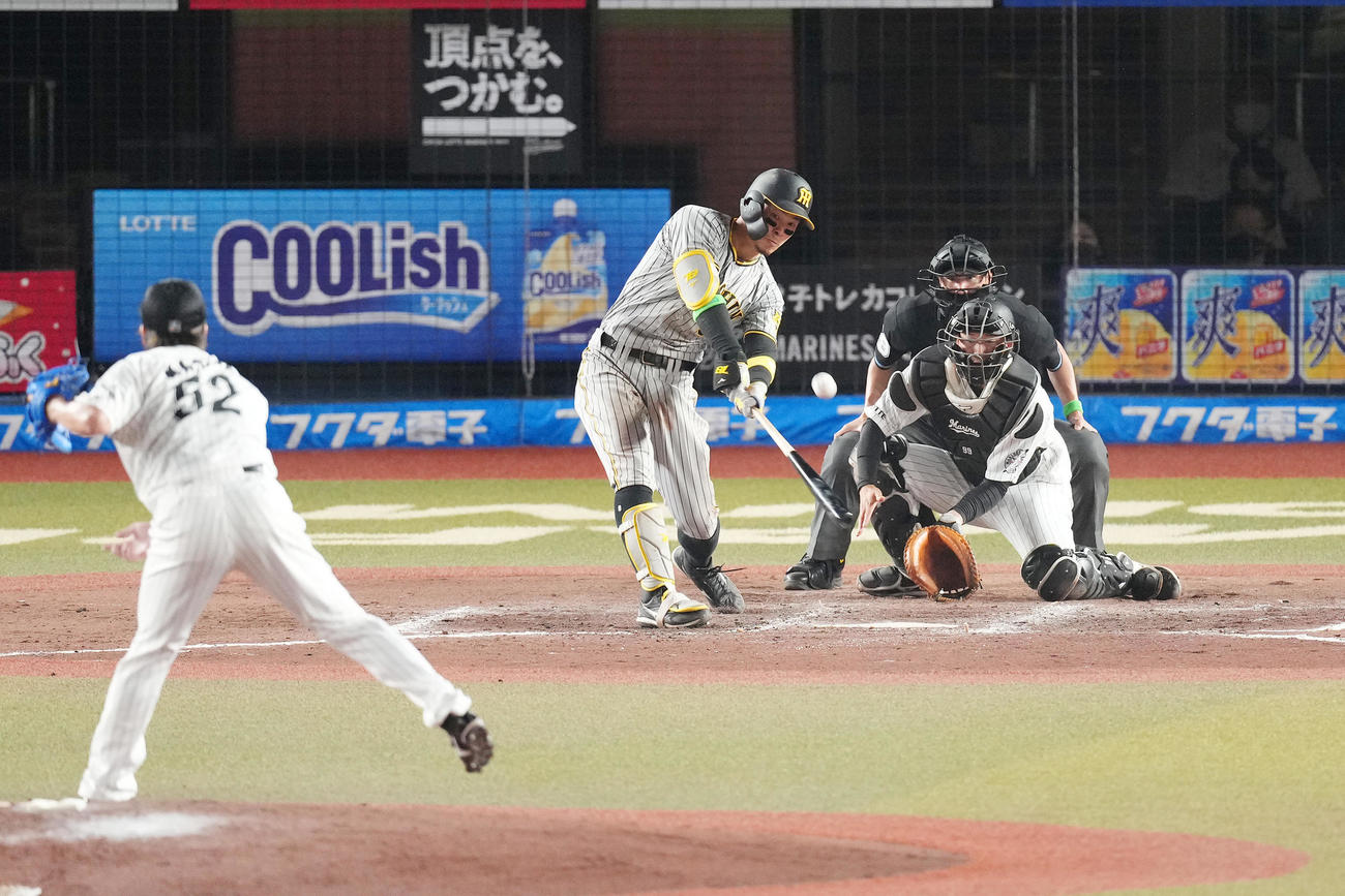 ロッテ対阪神　9回表阪神1死、中越えに先制の本塁打を放つ佐藤輝。投手益田（撮影・菅敏）