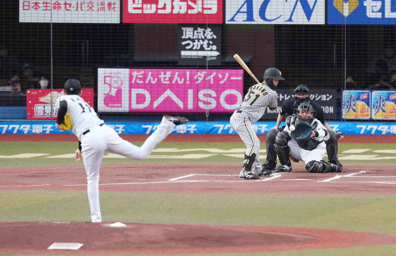 ロッテ対阪神　1回表阪神1死、佐々木朗から見逃しの三振に倒れる中野（撮影・菅敏）