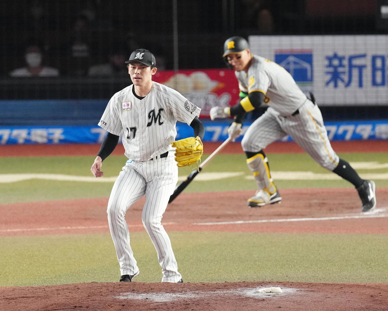 ロッテ対阪神　4回表阪神1死三塁、佐藤輝（右）が放った二塁への打球を見つめる佐々木朗（撮影・菅敏）