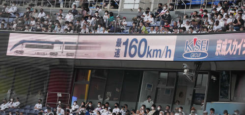 ロッテ対阪神　ロッテ先発佐々木朗の登板時に160キロ以上の球速で走る「京成スカイライナー」の広告がこの日から球場内で流れた（撮影・小沢裕）