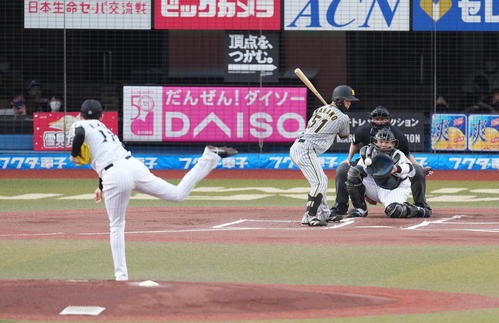 ロッテ対阪神　1回表阪神1死、佐々木朗から見逃しの三振に倒れる中野（撮影・菅敏）