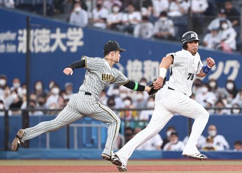 ロッテ対阪神　2回裏ロッテ1死一塁、マーティン（右）は一塁を飛び出し憤死する。遊撃手は中野（撮影・上田博志）