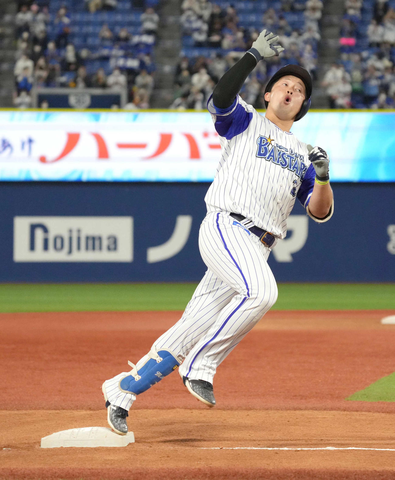 DeNA対ソフトバンク　4回裏DeNA無死、牧は左越えにソロ本塁打を放ち三塁を回る（撮影・小沢裕）