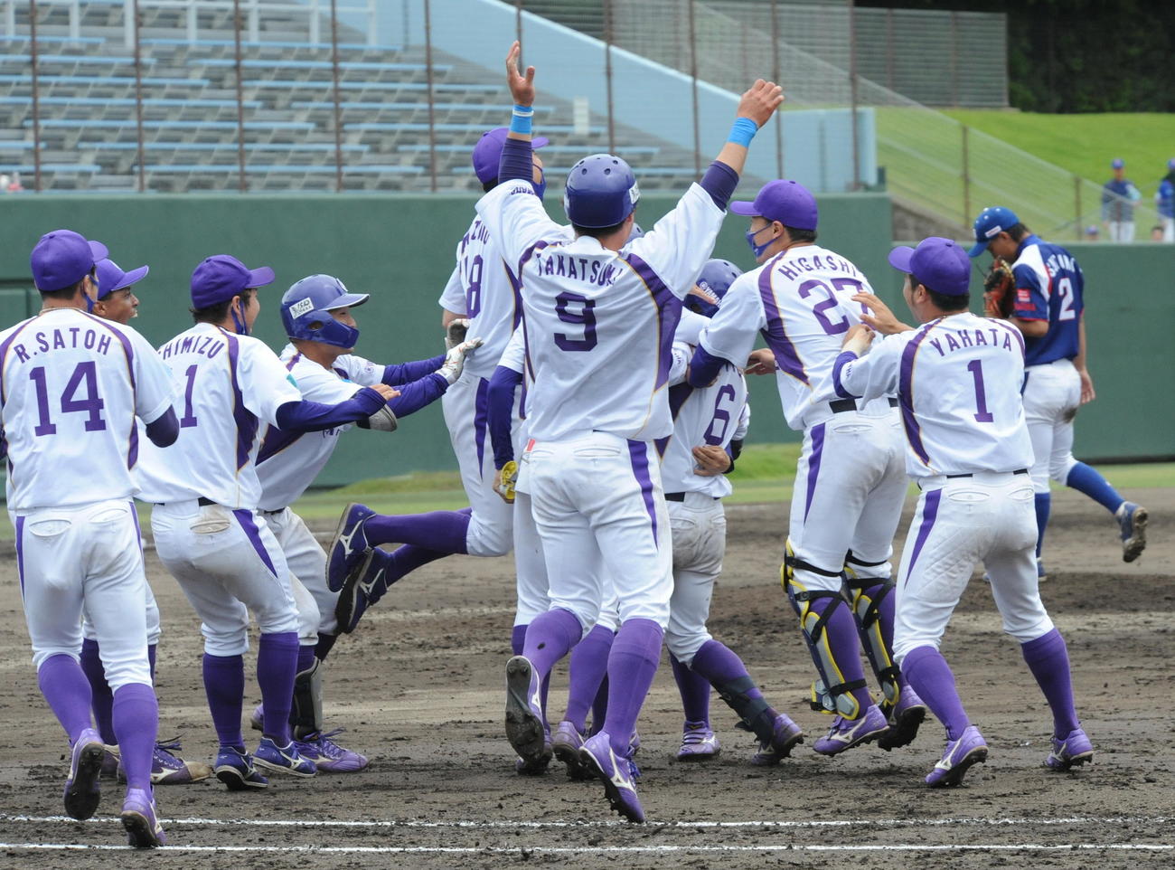 9回逆転サヨナラ勝ちに喜ぶヤマハの選手たち（撮影・山口昌久）　