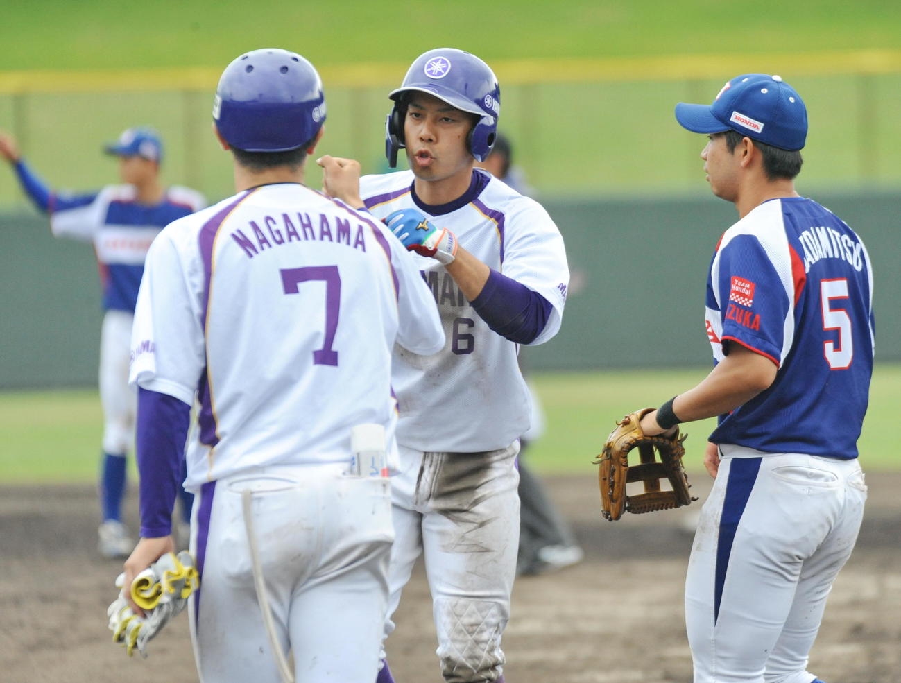 8回に右前適時打を放ちハイタッチする青柳（中央）（撮影・山口昌久）　