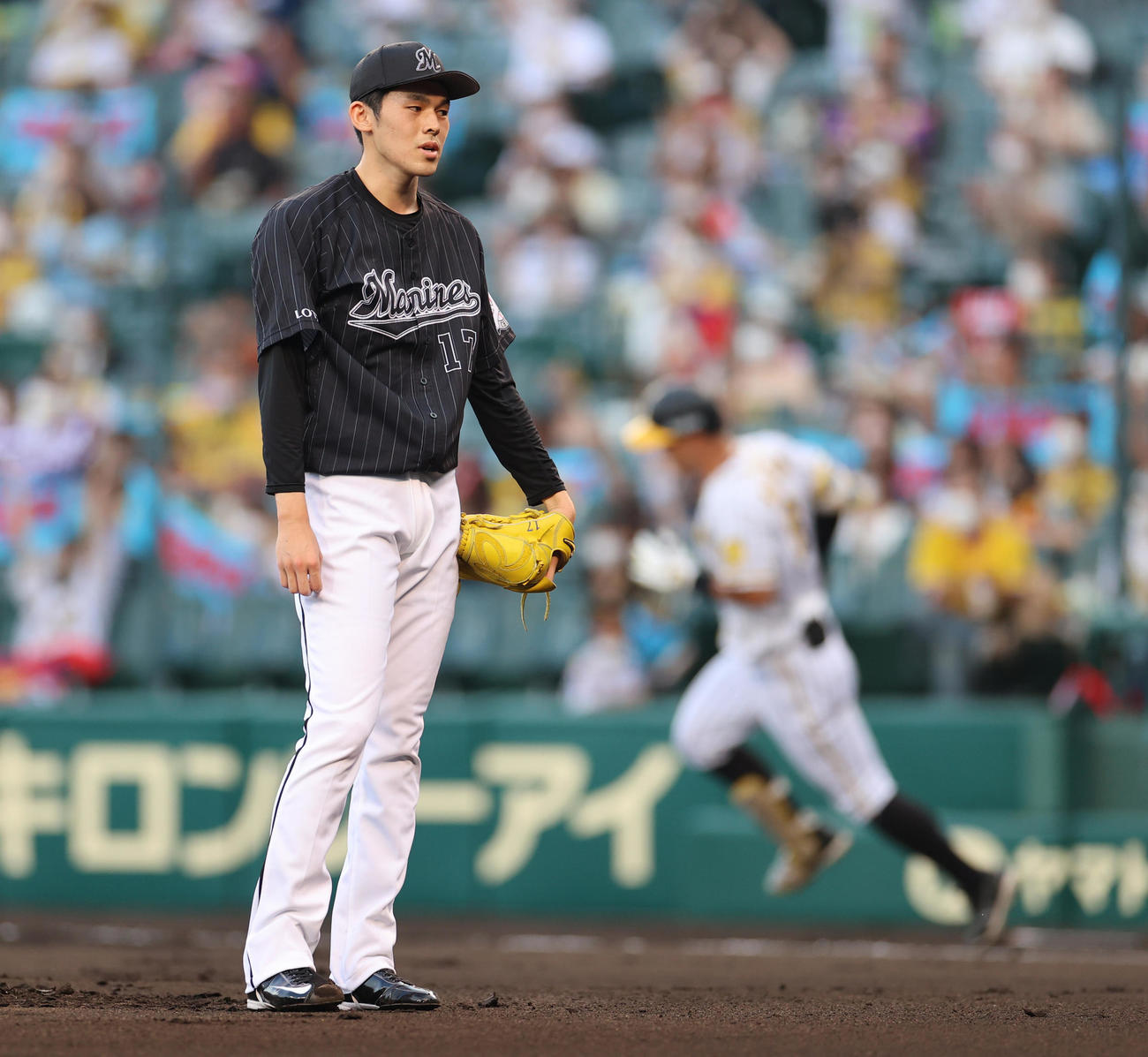 阪神対ロッテ　1回裏阪神1死一塁、佐藤輝に先制の左越え2点本塁打を浴びるロッテ佐々木朗（2021年7月27日撮影）
