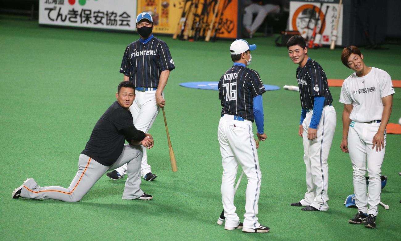 日本ハム対巨人　練習前、清宮幸太郎（右から2人目）らと話す中田翔（左端）（撮影・黒川智章）
