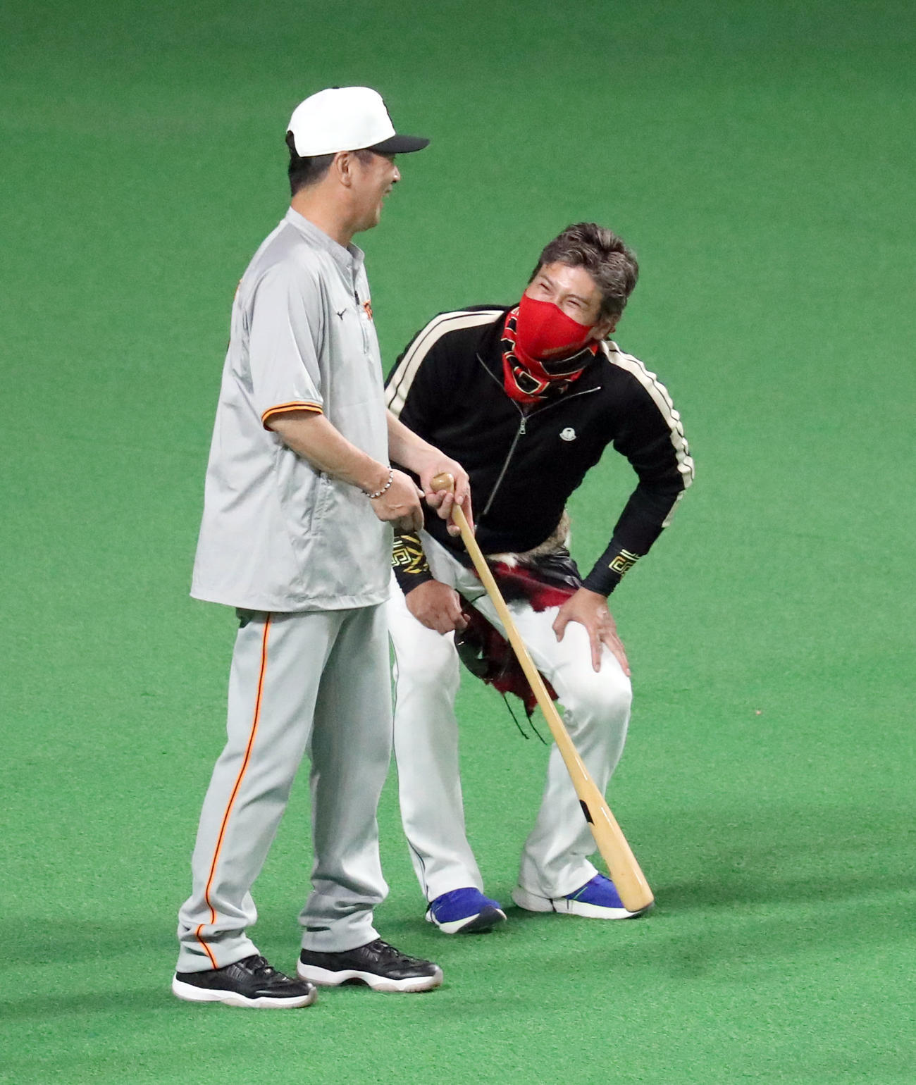 日本ハム対巨人　談笑する巨人元木ヘッドコーチ（左）と新庄監督（撮影・佐藤翔太）