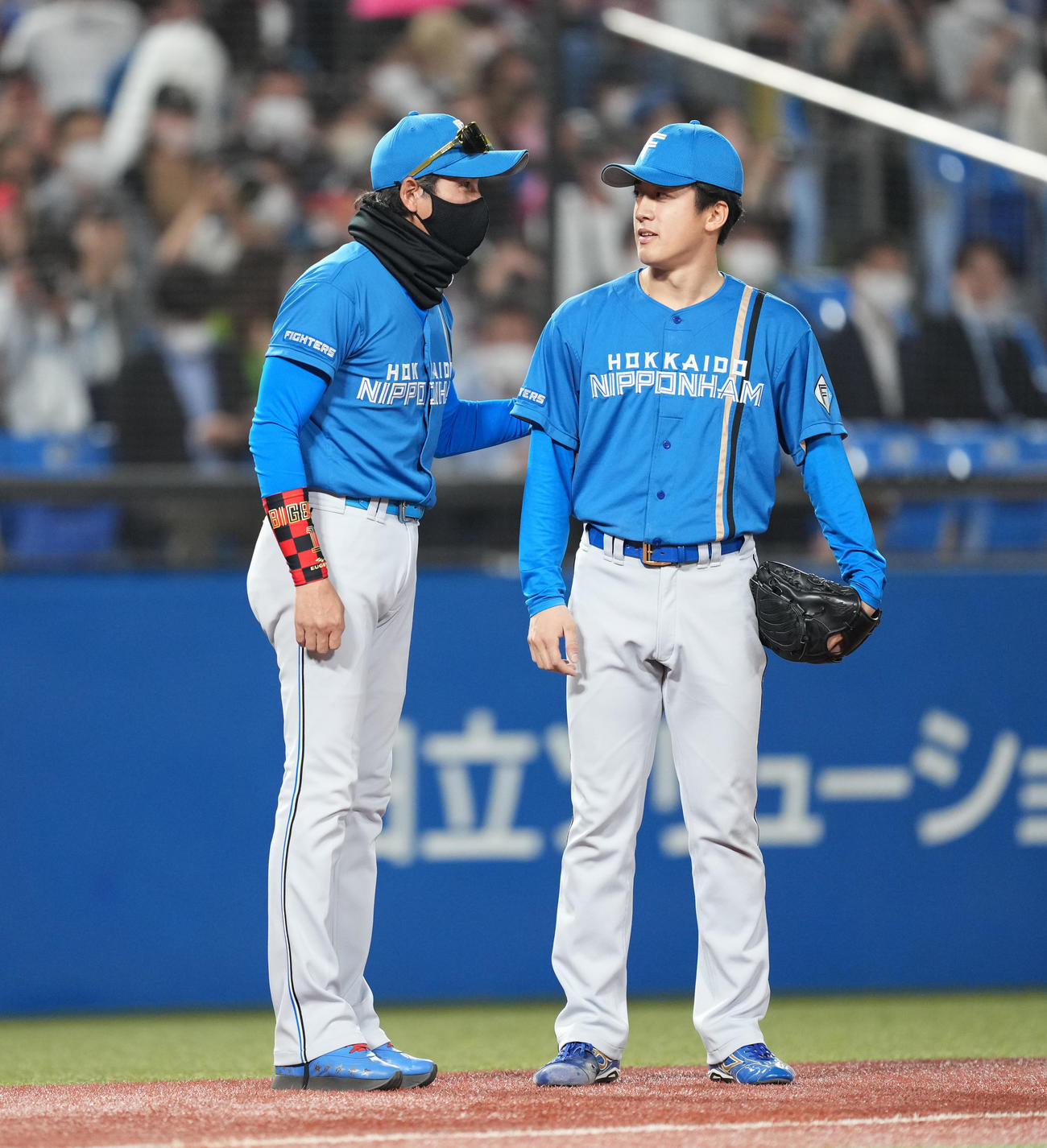 ヤクルト対日本ハム　10回、5番手で登板する北山（右）に声をかける日本ハム新庄監督（2022年5月26日撮影）