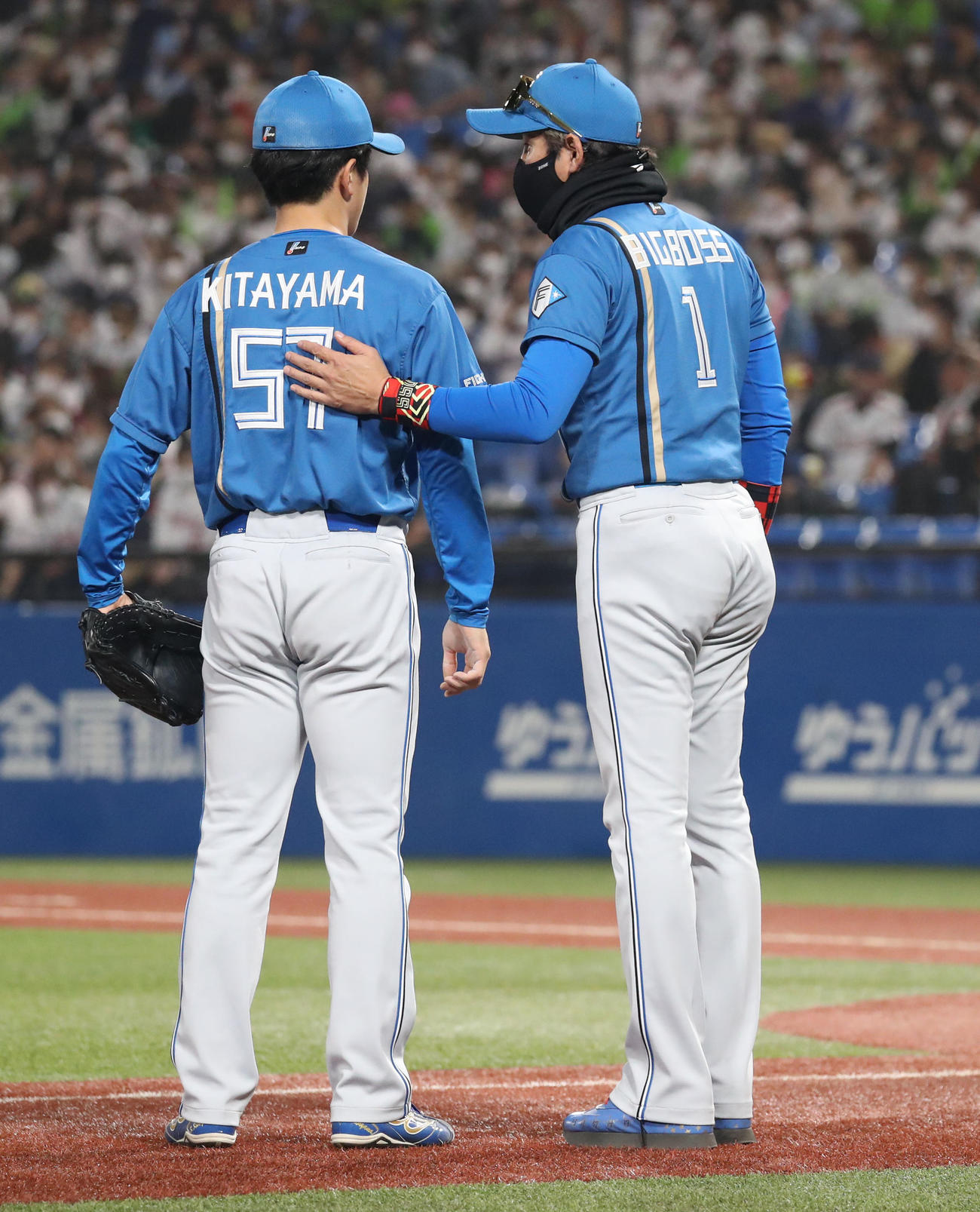 ヤクルト対日本ハム　日本ハム北山（左）に声をかける新庄監督（2022年5月26日撮影）