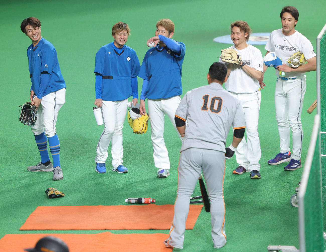 日本ハム対巨人　試合前、巨人中田（手前）にあいさつする日本ハムの、左から上沢、堀、加藤、伊藤、上原（撮影・河田真司）