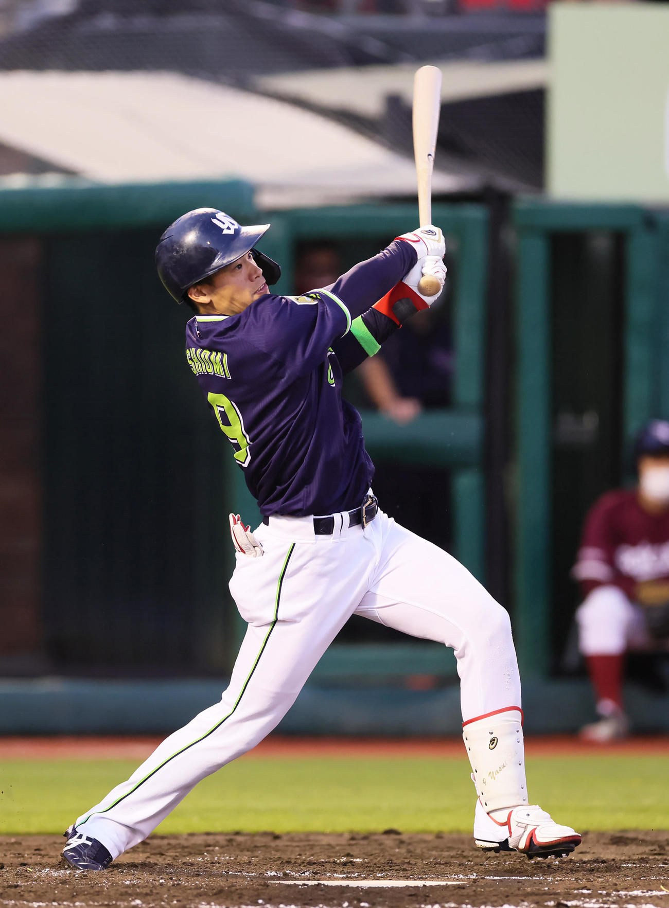 楽天対ヤクルト　2回表ヤクルト1死一、二塁、2打席連続となる右中間への3点本塁打を放つ塩見（撮影・足立雅史）