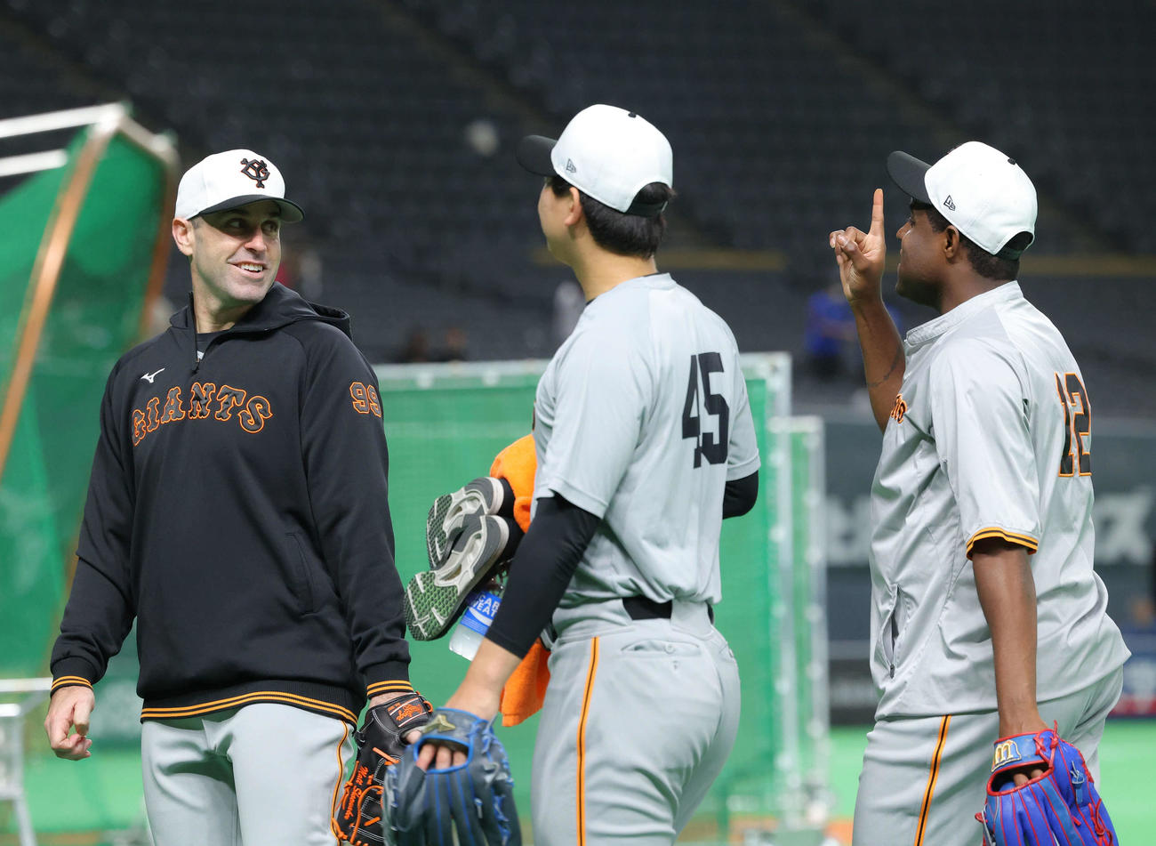 日本ハム対巨人　試合前、練習を終え言葉を交わす巨人の、左からシューメーカー、畠、デラロサ（撮影・河田真司）
