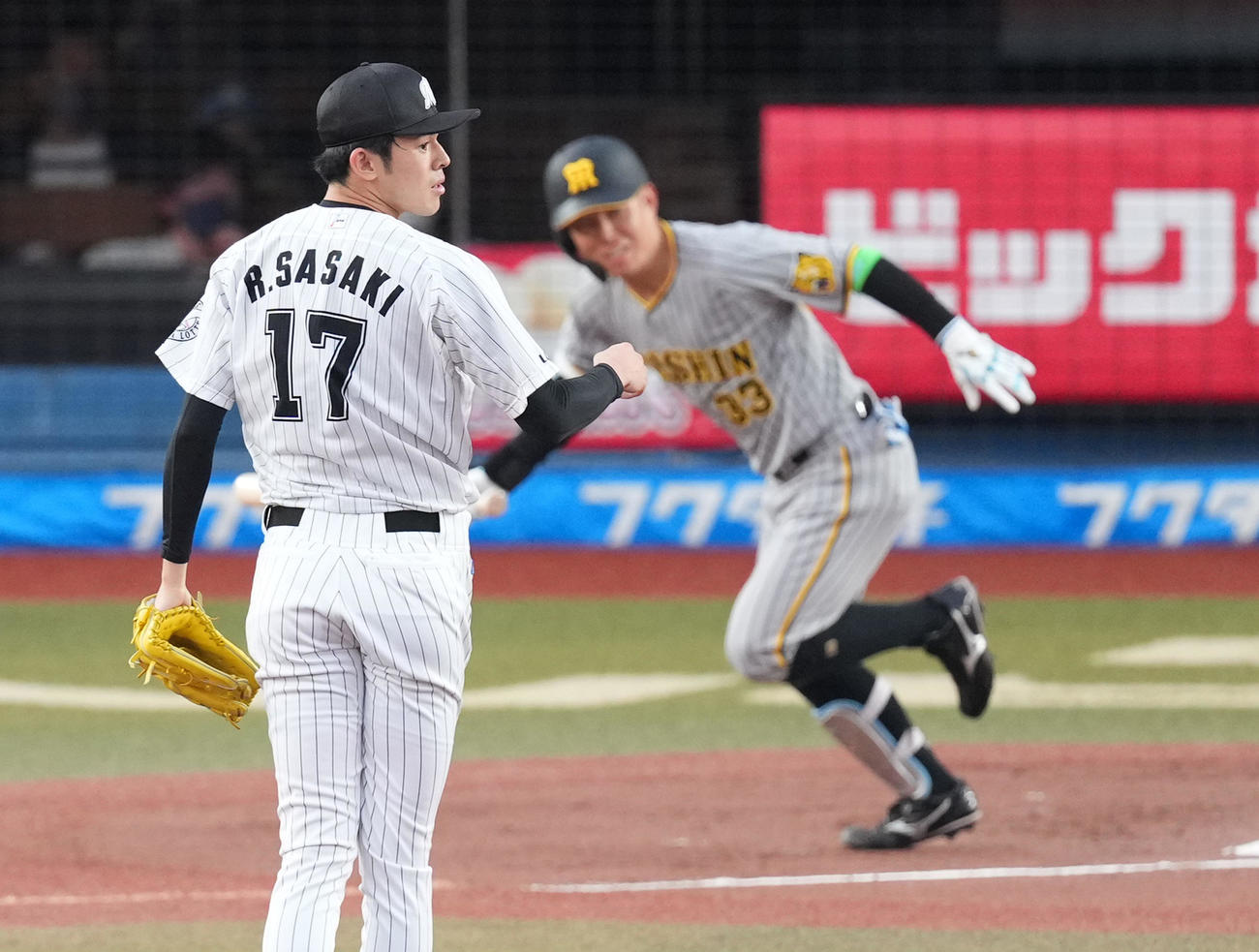 ロッテ対阪神　2回表阪神2死、糸原（右）に右前打を打たれる佐々木朗（撮影・菅敏）