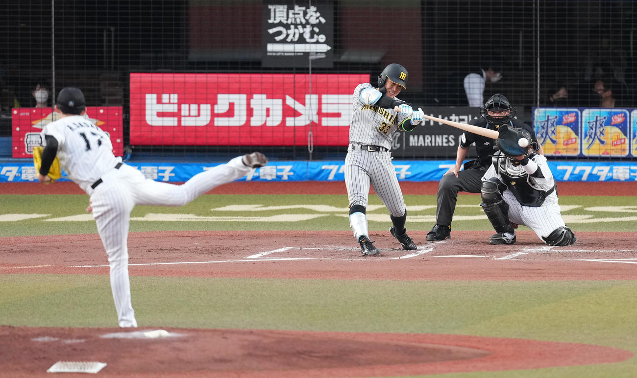 ロッテ対阪神　2回表阪神2死、佐々木朗から右前打を放つ糸原（撮影・菅敏）