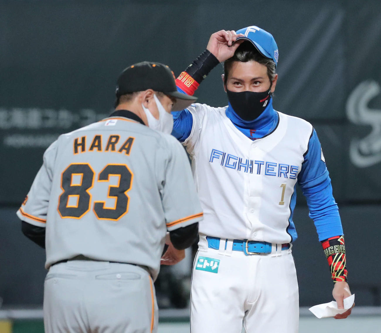 日本ハム対巨人　巨人原監督（手前）とのメンバー表交換する日本ハム新庄監督（撮影・河田真司）