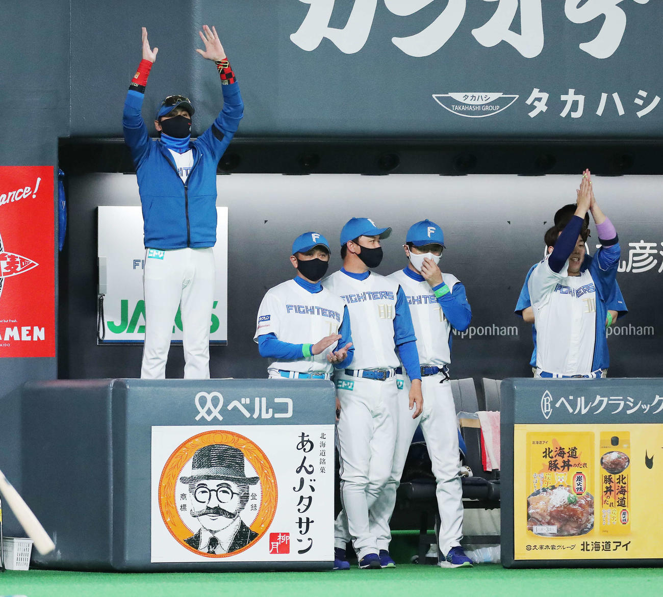 日本ハム対巨人　3回裏日本ハム1死三塁、中島の一ゴロで三塁走者の水野が生還し、両手を上げる新庄監督（左）（撮影・河田真司）