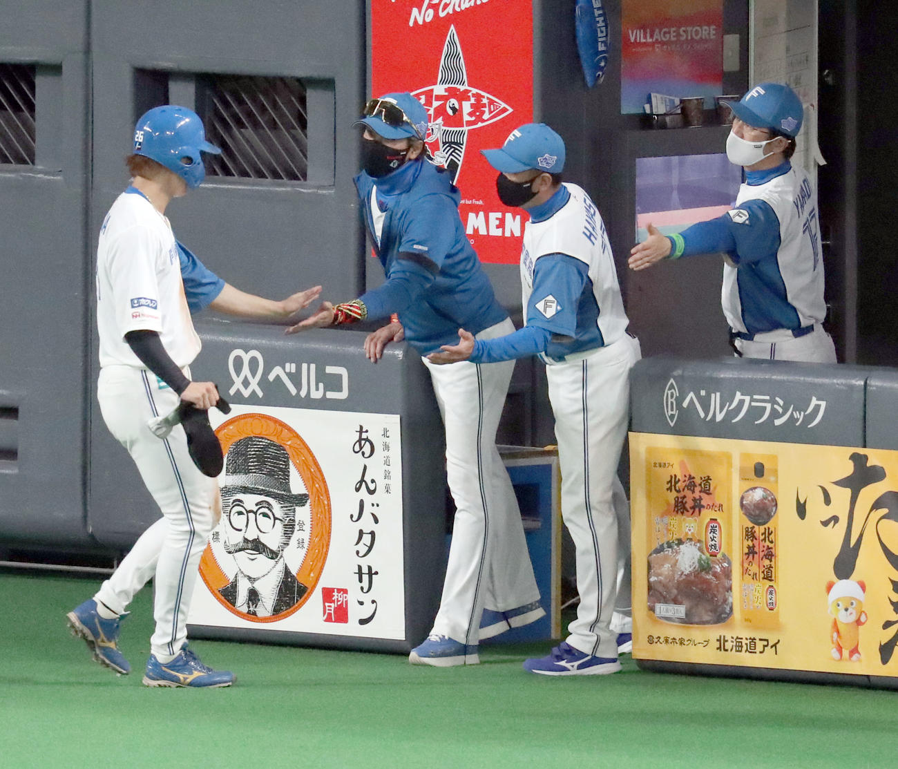 日本ハム対巨人　3回裏日本ハム2死二塁、適時三塁打を放った浅間（左）を出迎える新庄監督（撮影・佐藤翔太）