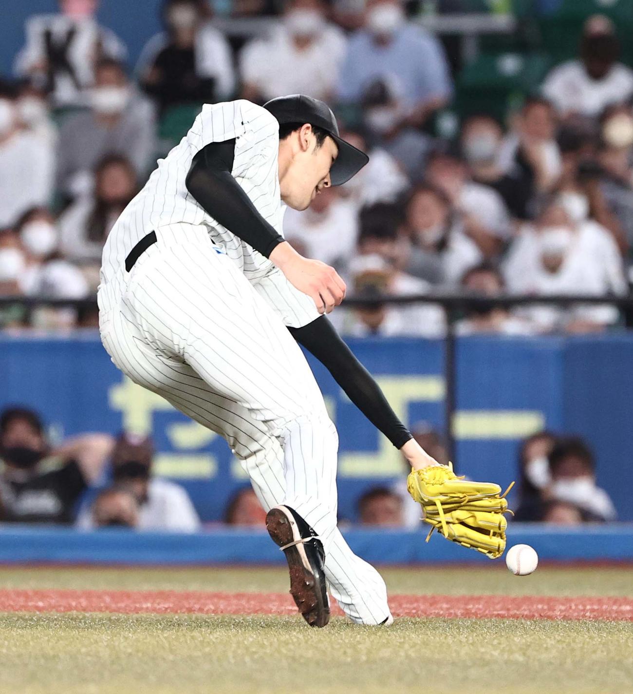ロッテ対阪神　4回表阪神無死、中野のゴロをエラーする佐々木朗（撮影・上田博志）