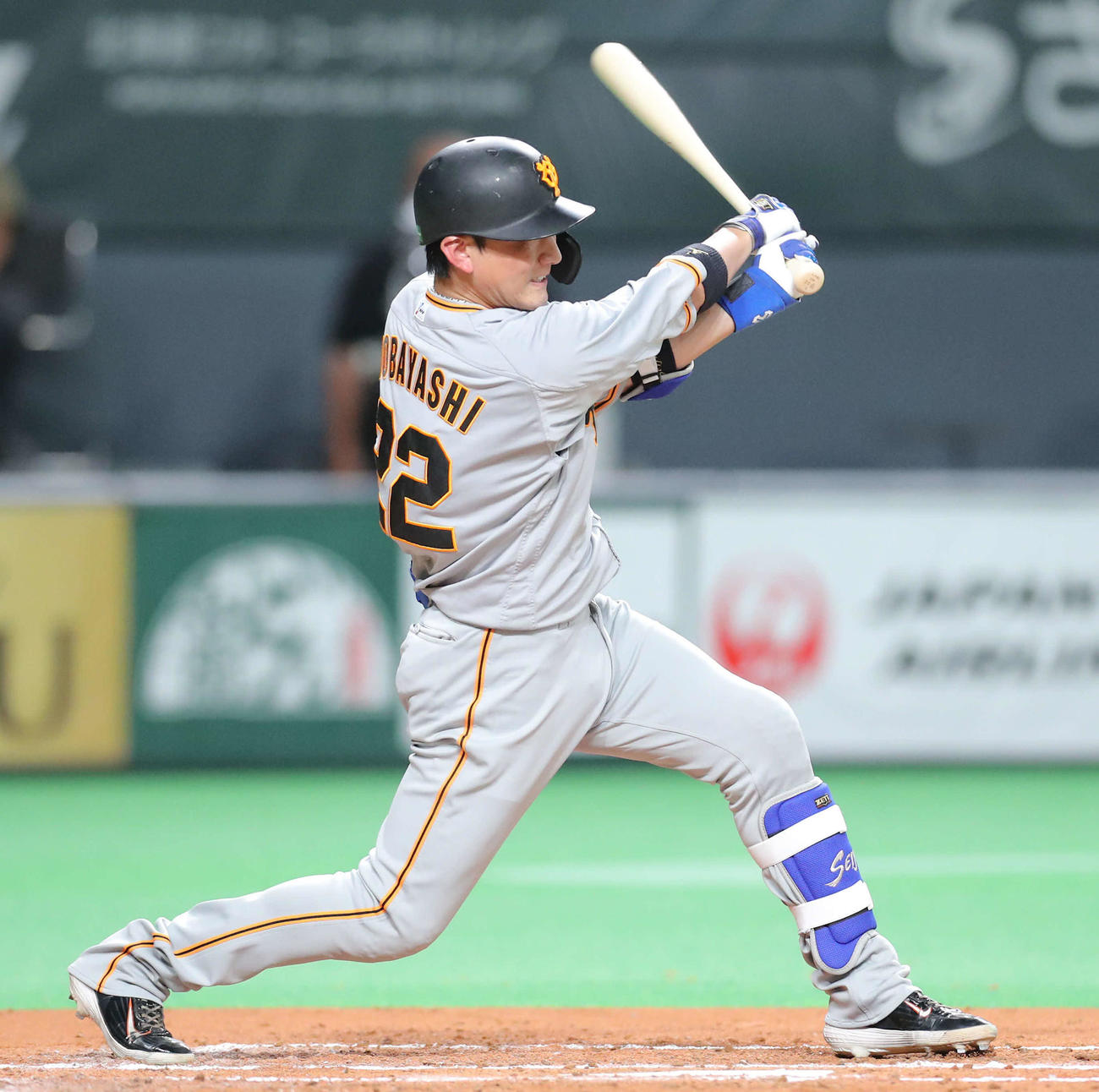 日本ハム対巨人　3回表巨人1死、中前打を放つ小林（撮影・河田真司）