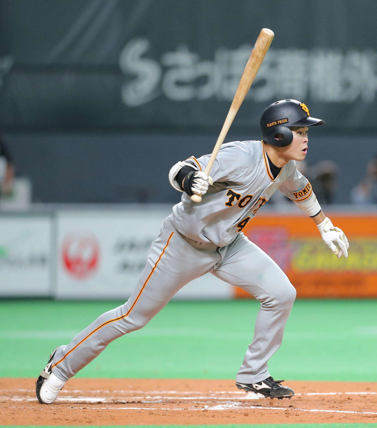 日本ハム対巨人　5回表巨人2死二塁、右翼線に適時打を放つ中山（撮影・河田真司）