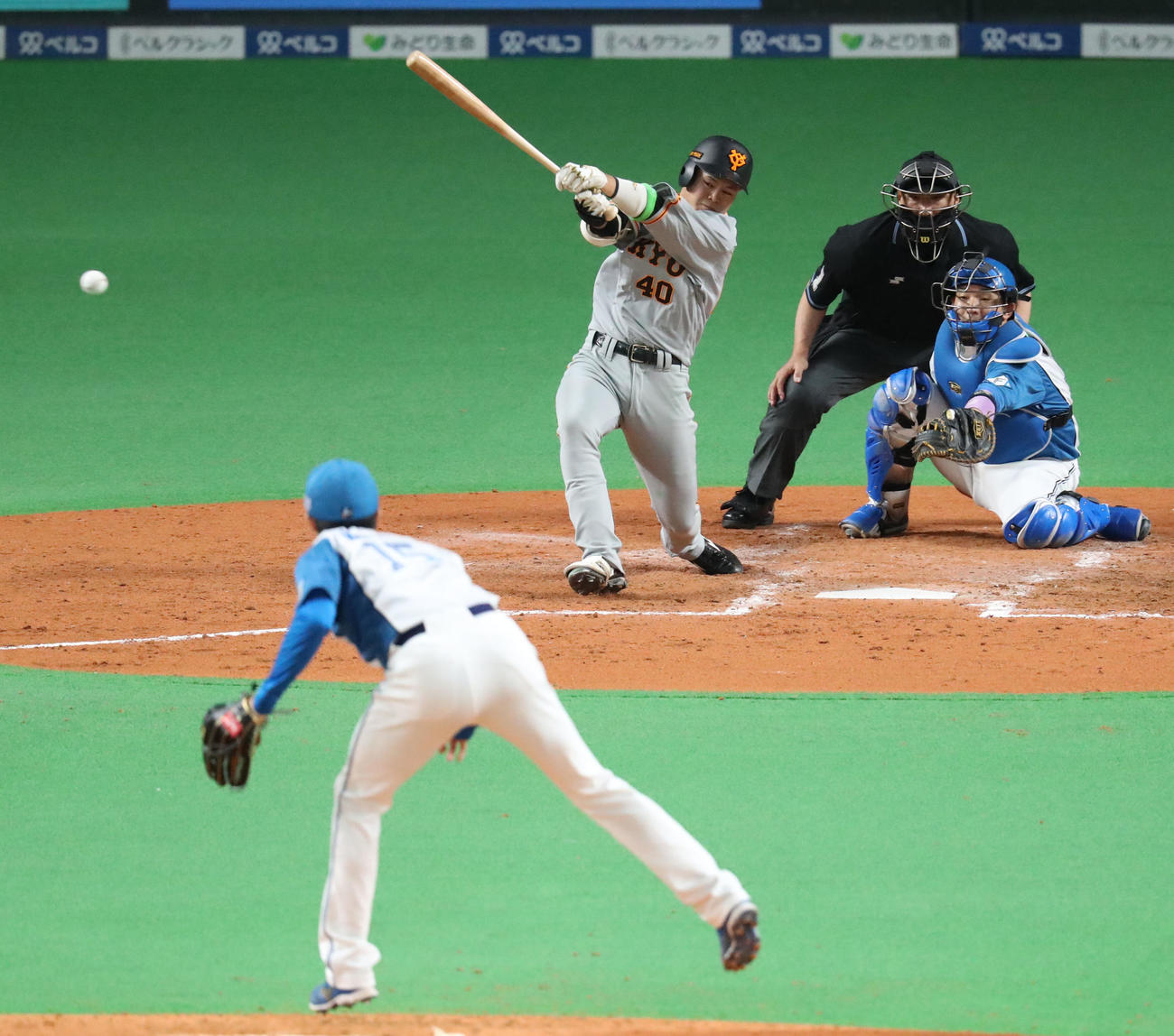 日本ハム対巨人　5回表巨人2死二塁、中山は右前打を放つ。投手は上沢（撮影・佐藤翔太）