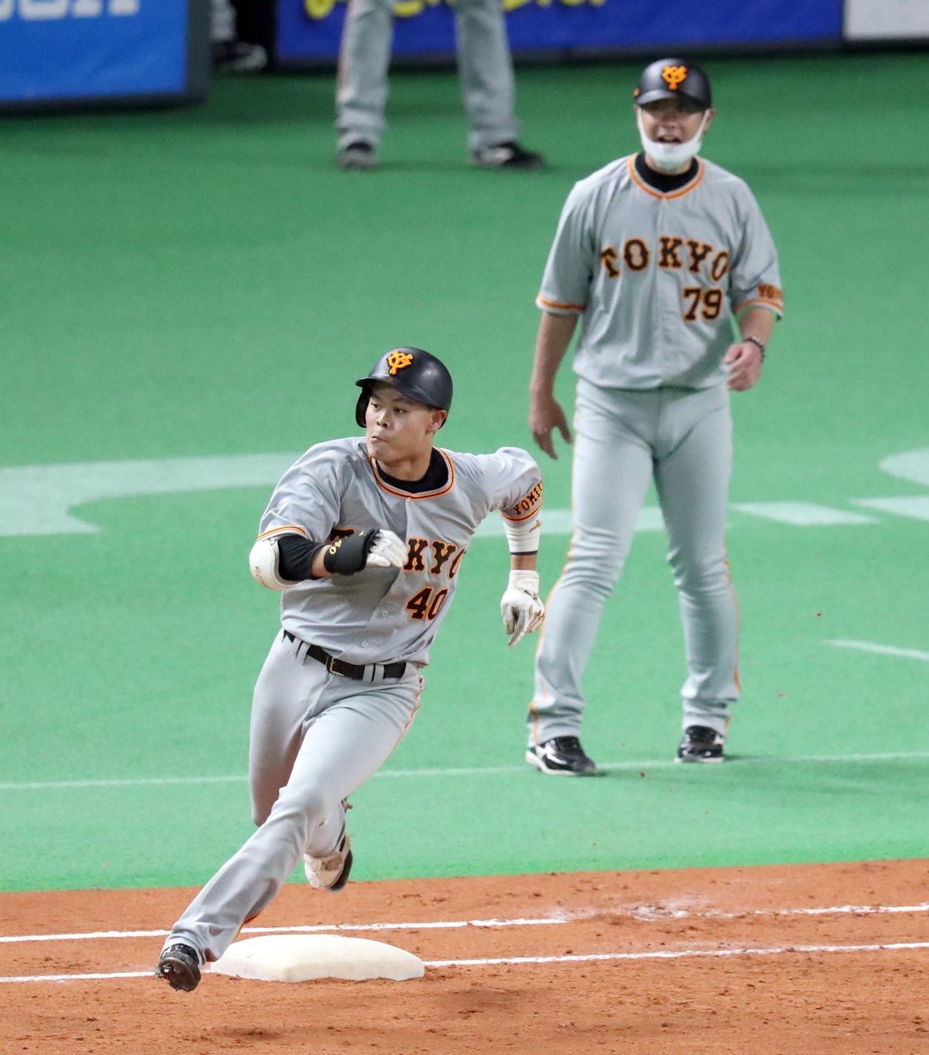 日本ハム対巨人　5回表巨人2死二塁、右前打を放ち万波の後逸の間に一塁を回る中山（撮影・佐藤翔太）