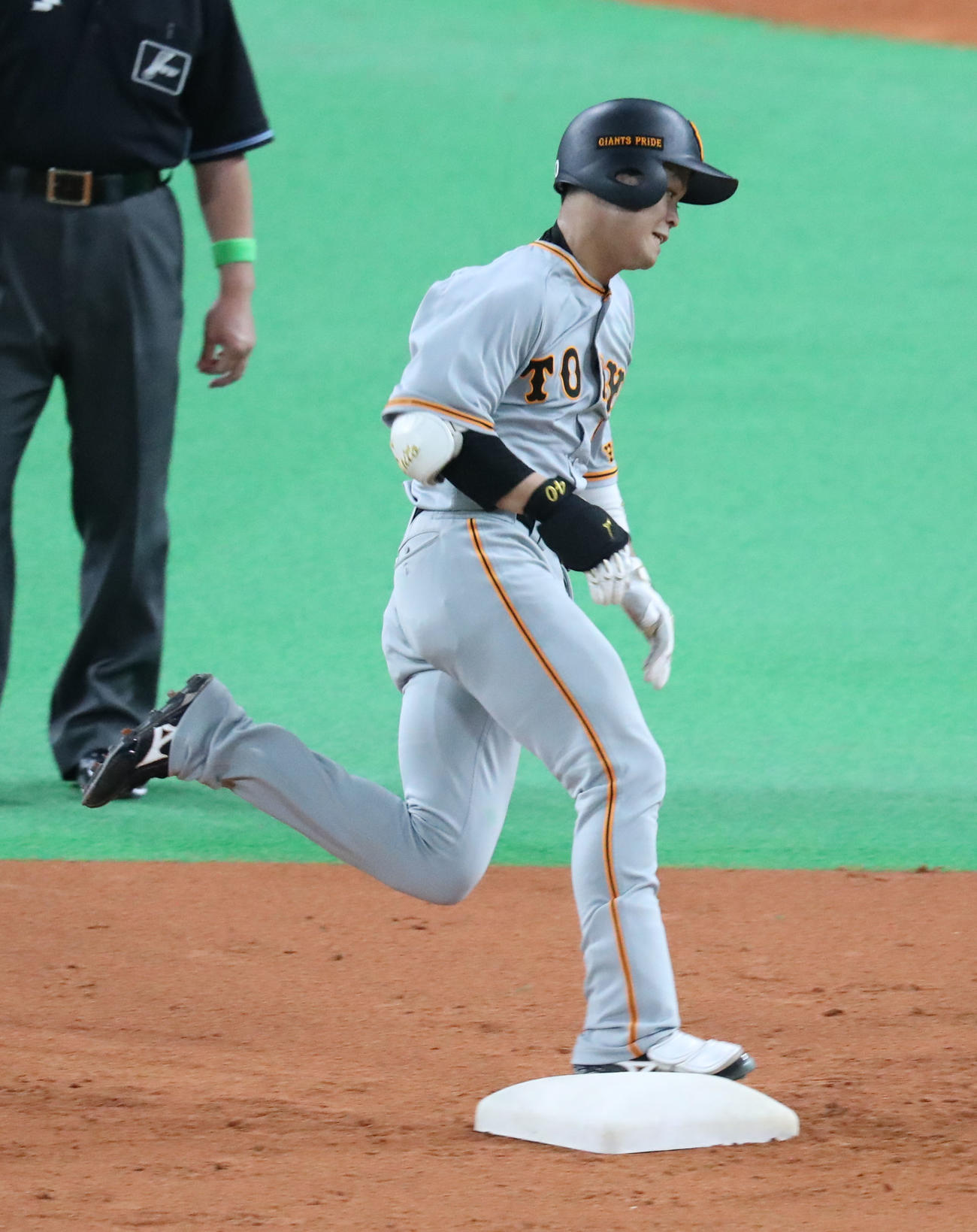 日本ハム対巨人　5回表巨人2死二塁、右前打を放ち万波の後逸の間に二塁を回る中山（撮影・佐藤翔太）