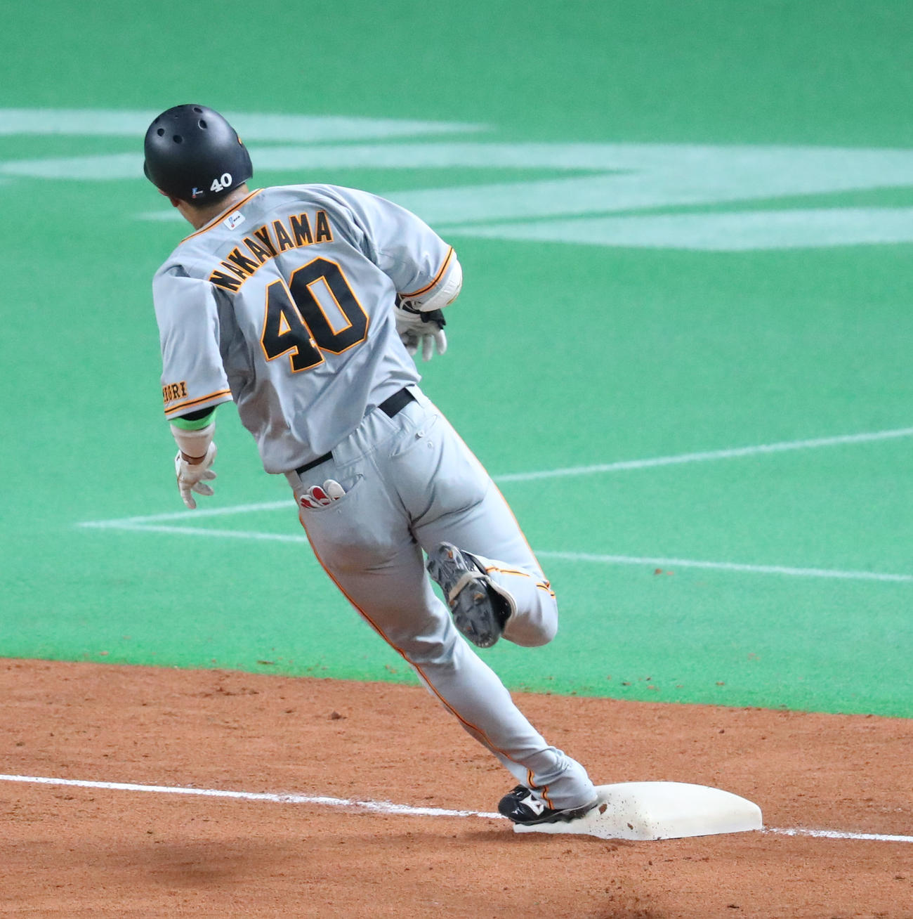 日本ハム対巨人　5回表巨人2死二塁、右前打を放ち万波の後逸の間に三塁を回る中山（撮影・佐藤翔太）