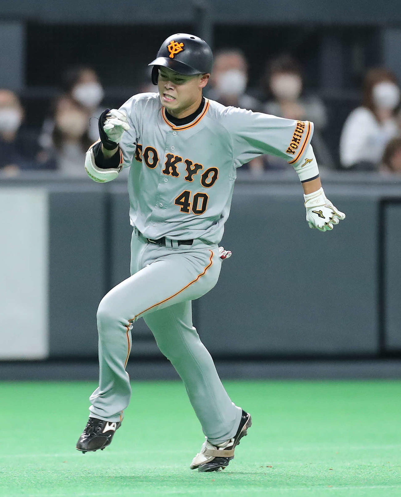 日本ハム対巨人　5回表巨人2死二塁、右翼線に適時打を放ち、万波の後逸から一気に生還を試みる中山（撮影・河田真司）