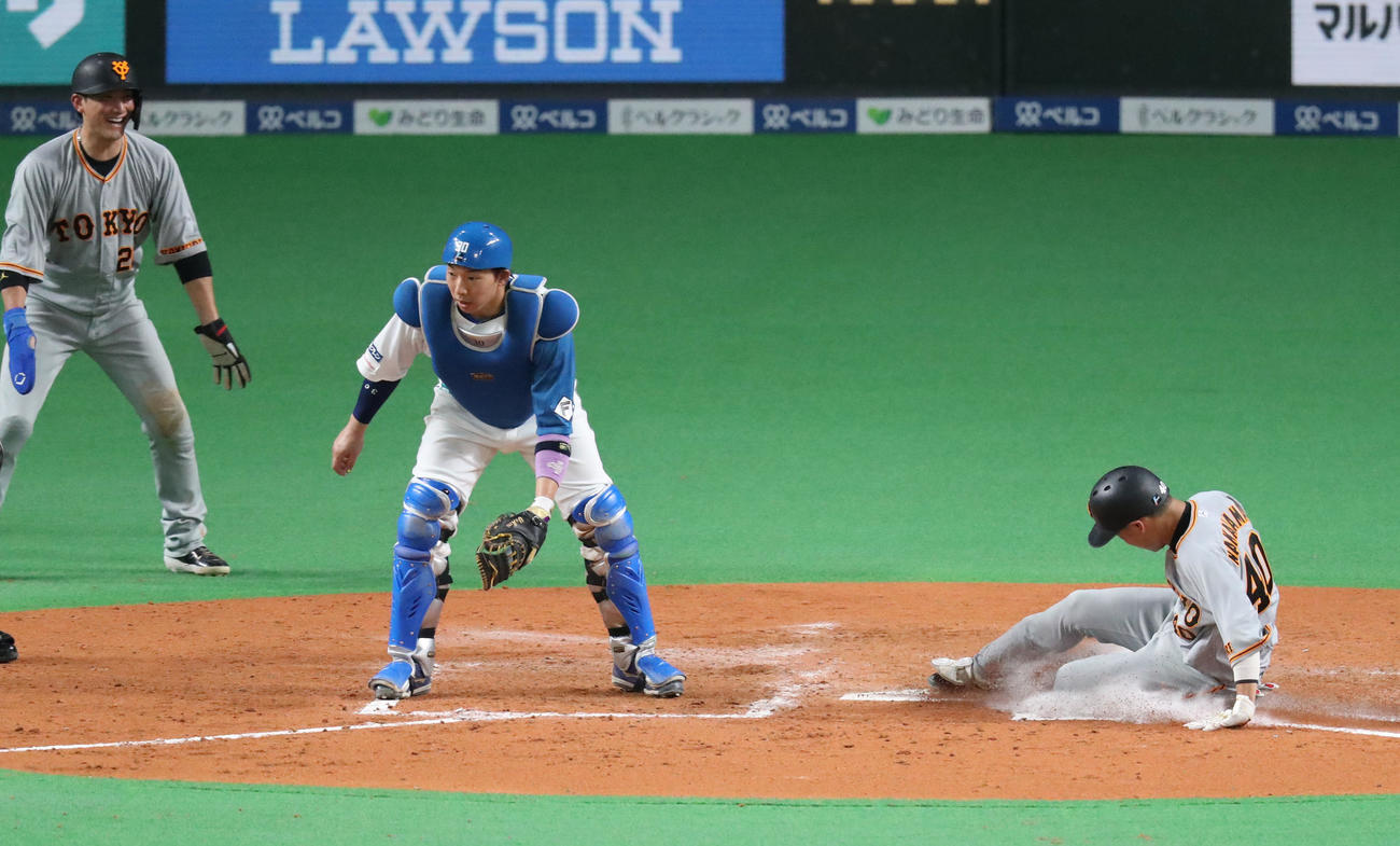 日本ハム対巨人　5回表巨人2死二塁、右前打を放ち万波中正の後逸の間に生還する中山（撮影・佐藤翔太）